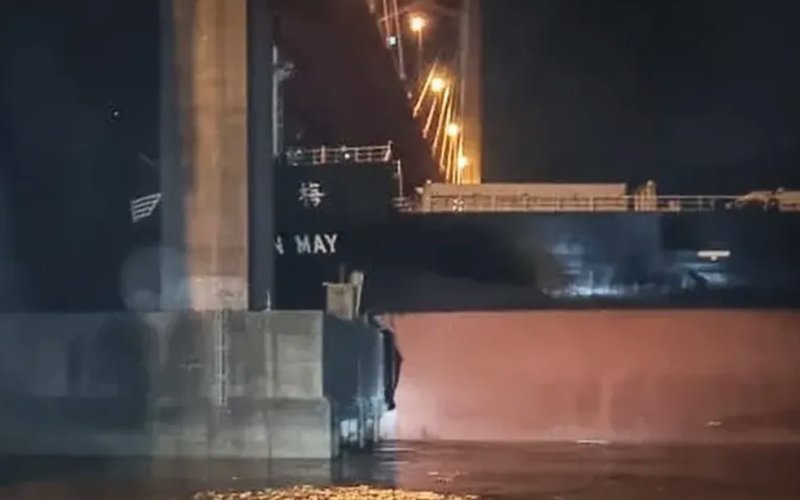 Un Barco De Gran Tama O Choc Contra El Puente Z Rate Brazo Largo